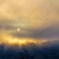 Nebel Schnee und Sonnenaufgang